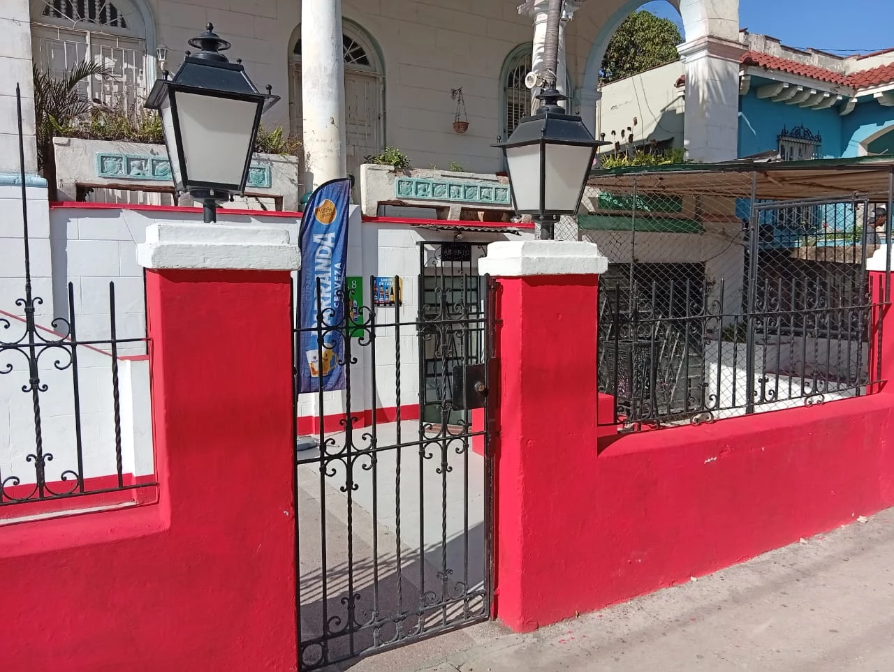 Fachada del local Bola 8